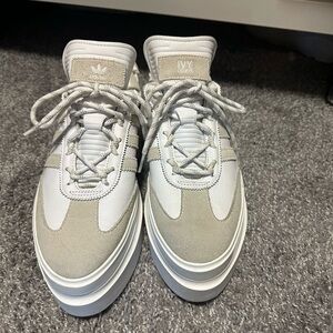 Ivy Park Adidas collab white/cream shoes in size 9 1/2.